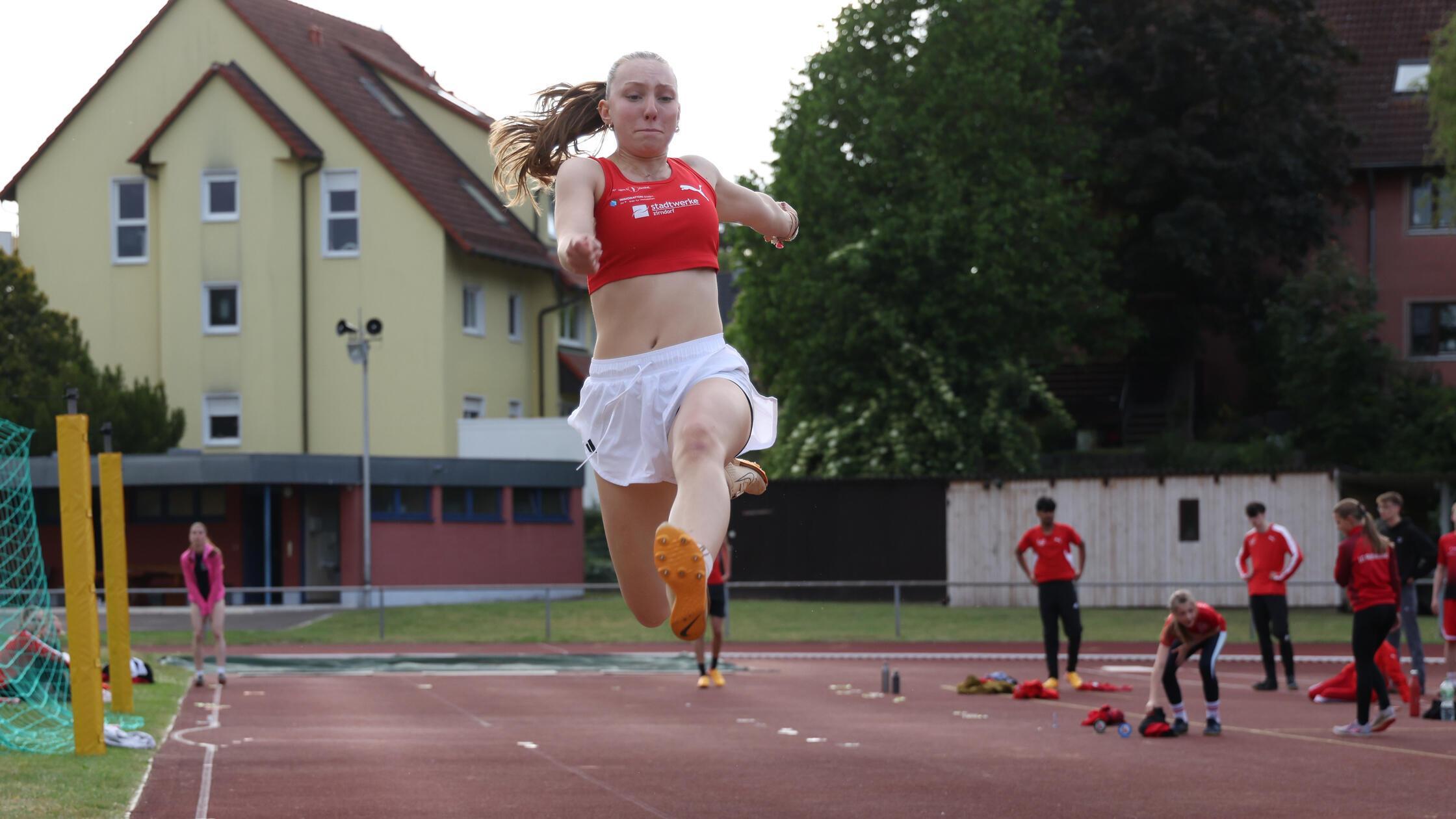 Amelie Giese springt in Richtung EM-Norm