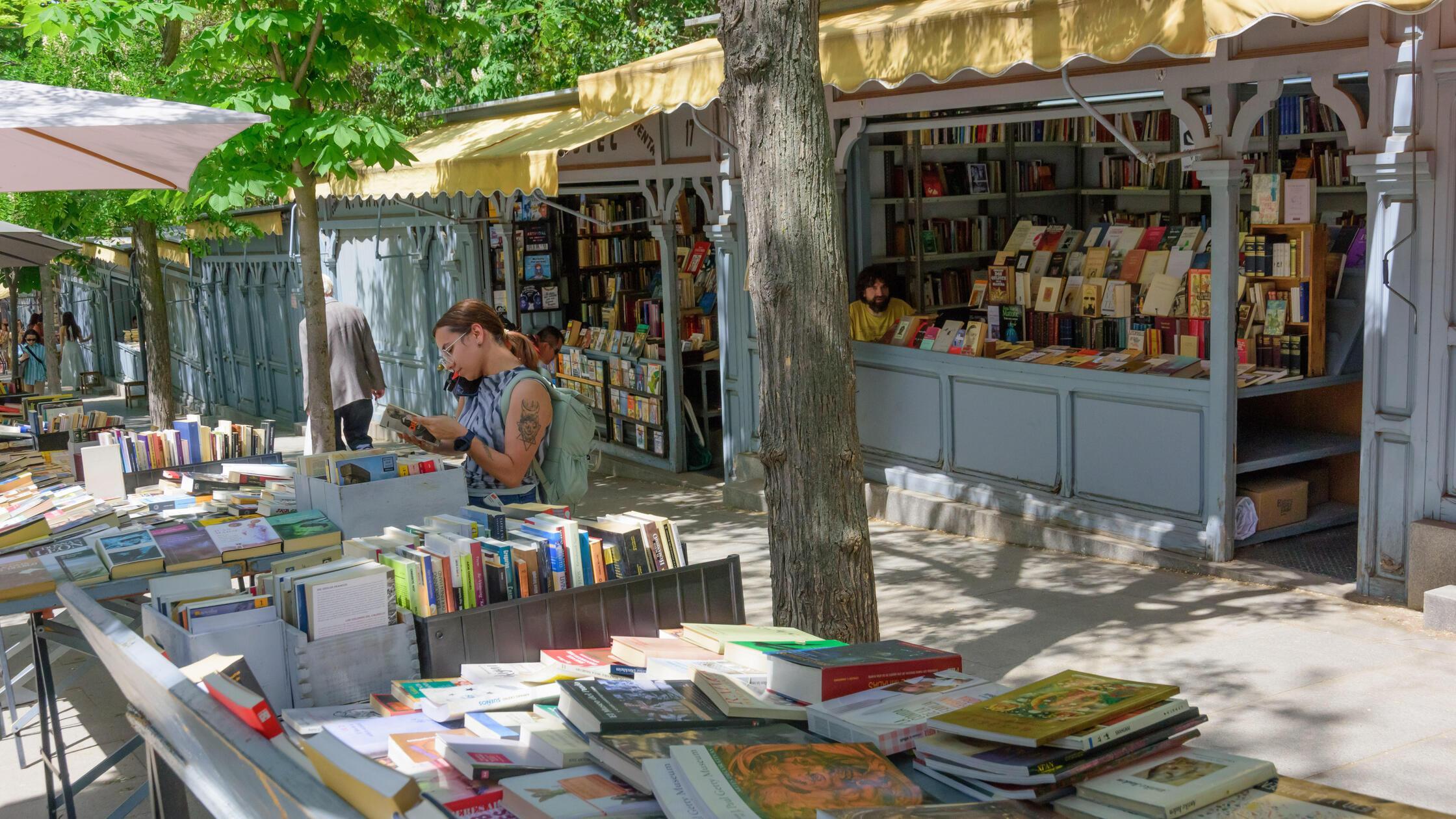 Madrid, Parque de Retiro, Buchmarkt, kleine Buchst