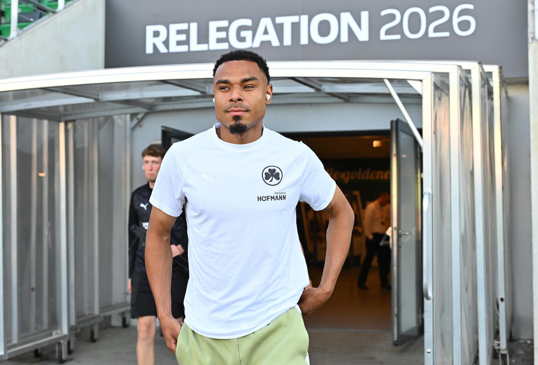 Die SpVgg Greuther Fürth startet mit einer Überraschung in das Relegations-Rückspiel: Sacha Bansé, der nahezu die gesamte Saison verletzt verpasst hatte, steht in der Startelf und wird in dem wohl wichtigsten Spiel der Saison seinen zweiten Einsatz in dieser Spielzeit verzeichnen.