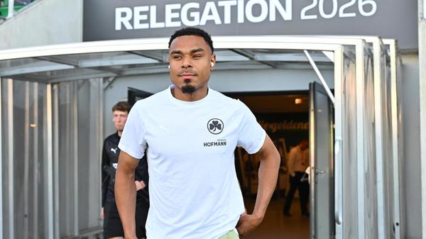 Die SpVgg Greuther Fürth startet mit einer Überraschung in das Relegations-Rückspiel: Sacha Bansé, der nahezu die gesamte Saison verletzt verpasst hatte, steht in der Startelf und wird in dem wohl wichtigsten Spiel der Saison seinen zweiten Einsatz in dieser Spielzeit verzeichnen.
