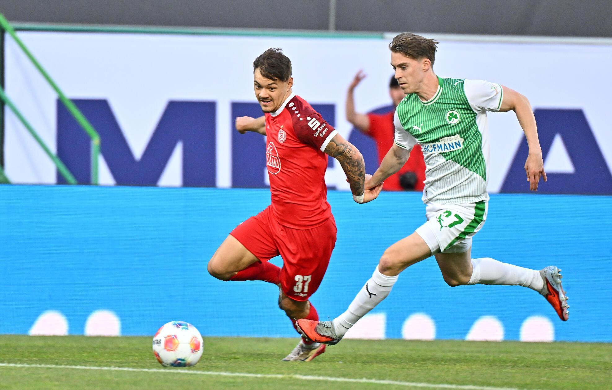 Das Kleeblatt beginnt sehr nervös, zahlreiche Unsicherheiten und kleine Fehler stören das Fürther Angriffsspiel. Trotz deutlichem Vorteil in Sachen Ballbesitz mangelt es an zwingenden Chancen.