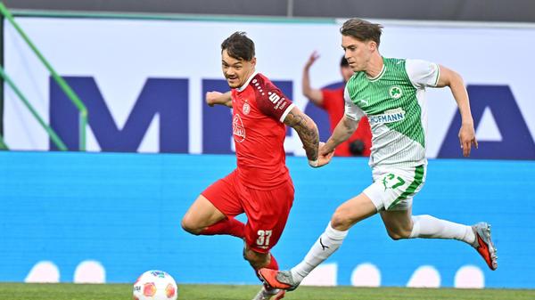 Das Kleeblatt beginnt sehr nervös, zahlreiche Unsicherheiten und kleine Fehler stören das Fürther Angriffsspiel. Trotz deutlichem Vorteil in Sachen Ballbesitz mangelt es an zwingenden Chancen.