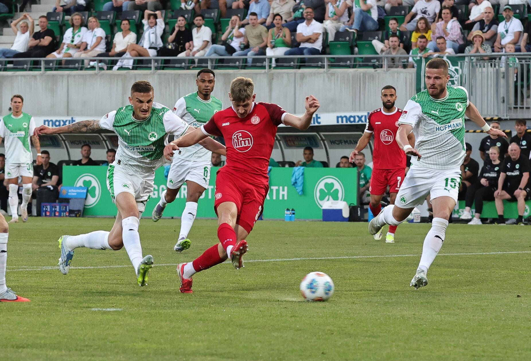 Die größte Chance hat Gianluca Swajkowski: Der Mittelfeldspieler lässt Philipp Ziereis lässig aussteigen, steht dann auf Höhe des Elfmeterpunkts frei vor Silas Prüfrock, bekommt seinen Abschluss aber nicht ausreichend platziert.