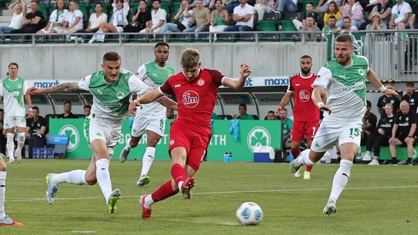Die größte Chance hat Gianluca Swajkowski: Der Mittelfeldspieler lässt Philipp Ziereis lässig aussteigen, steht dann auf Höhe des Elfmeterpunkts frei vor Silas Prüfrock, bekommt seinen Abschluss aber nicht ausreichend platziert.