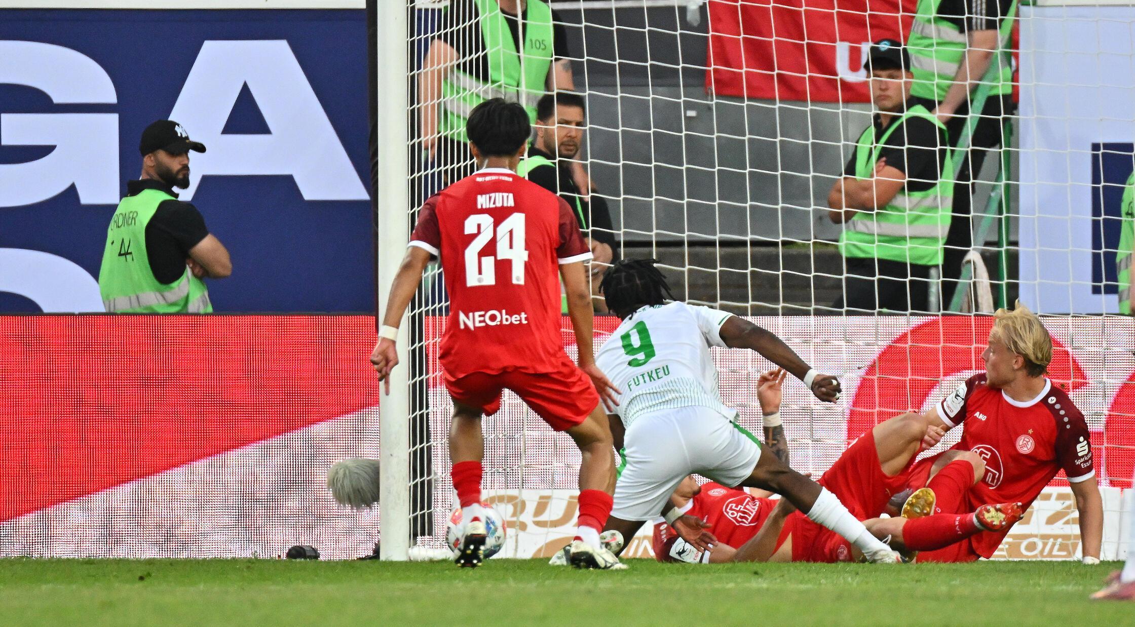 Abgesehen von einem Lattentreffer durch Jannik Dehm, dessen Abschluss wohl eher als Flanke geplant war, kommt die Spielvereinigung eigentlich kaum gefährlich vors Tor. Entsprechend fällt der Führungstreffer durch Noel Futkeu aus dem Nichts: Nach einer starken Einzelaktion von Branimir Hrgota kommt der Ball über Umwege, Felix Klaus und eine Spur Glück zu Noel Futkeu, der den Ball ins Netz stochert.