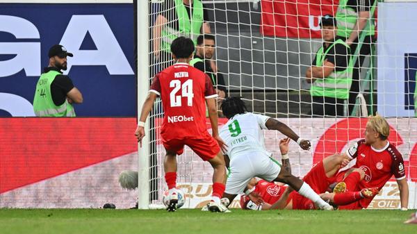 Abgesehen von einem Lattentreffer durch Jannik Dehm, dessen Abschluss wohl eher als Flanke geplant war, kommt die Spielvereinigung eigentlich kaum gefährlich vors Tor. Entsprechend fällt der Führungstreffer durch Noel Futkeu aus dem Nichts: Nach einer starken Einzelaktion von Branimir Hrgota kommt der Ball über Umwege, Felix Klaus und eine Spur Glück zu Noel Futkeu, der den Ball ins Netz stochert.