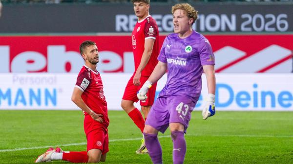 Ansonsten erspielt sich Essen zwar insbesondere in der Schlussphase einige hochkarätige Chancen, vergibt diese aber zum Teil kläglich. So schafft es Torben Müsel beispielsweise nicht, einen Pfosten-Abpraller auf das (nahezu) leere Tor per Kopf aus wenigen Metern über die Linie zu bugsieren. Silas Prüfrock reagiert prächtig und pariert in höchster Not.