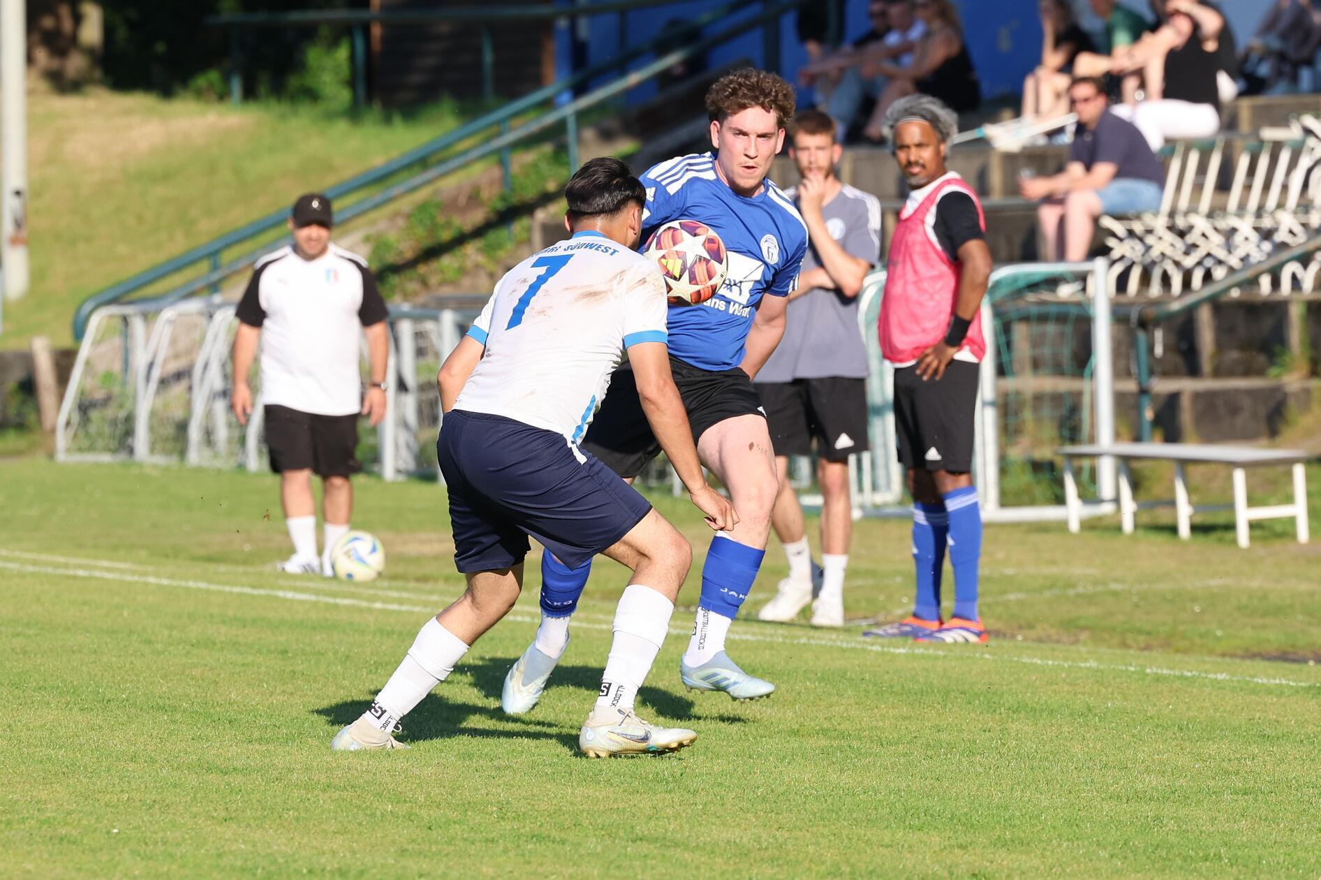 Relegation um die A-Klasse: Tuspo Heroldsberg II gegen TSV Azzurri Südwest Nürnberg II, im Bild: Tuspo (22) Nicolas De Araujo Hensler, TSV (7) Fémina Aliti