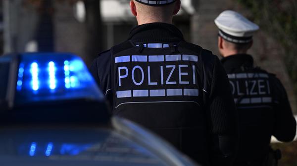 Das Logo der Polizei auf der Dienstkleidung von Po
