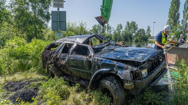 Im Main-Donau-Kanal bei Forchheim ist ein Auto geb