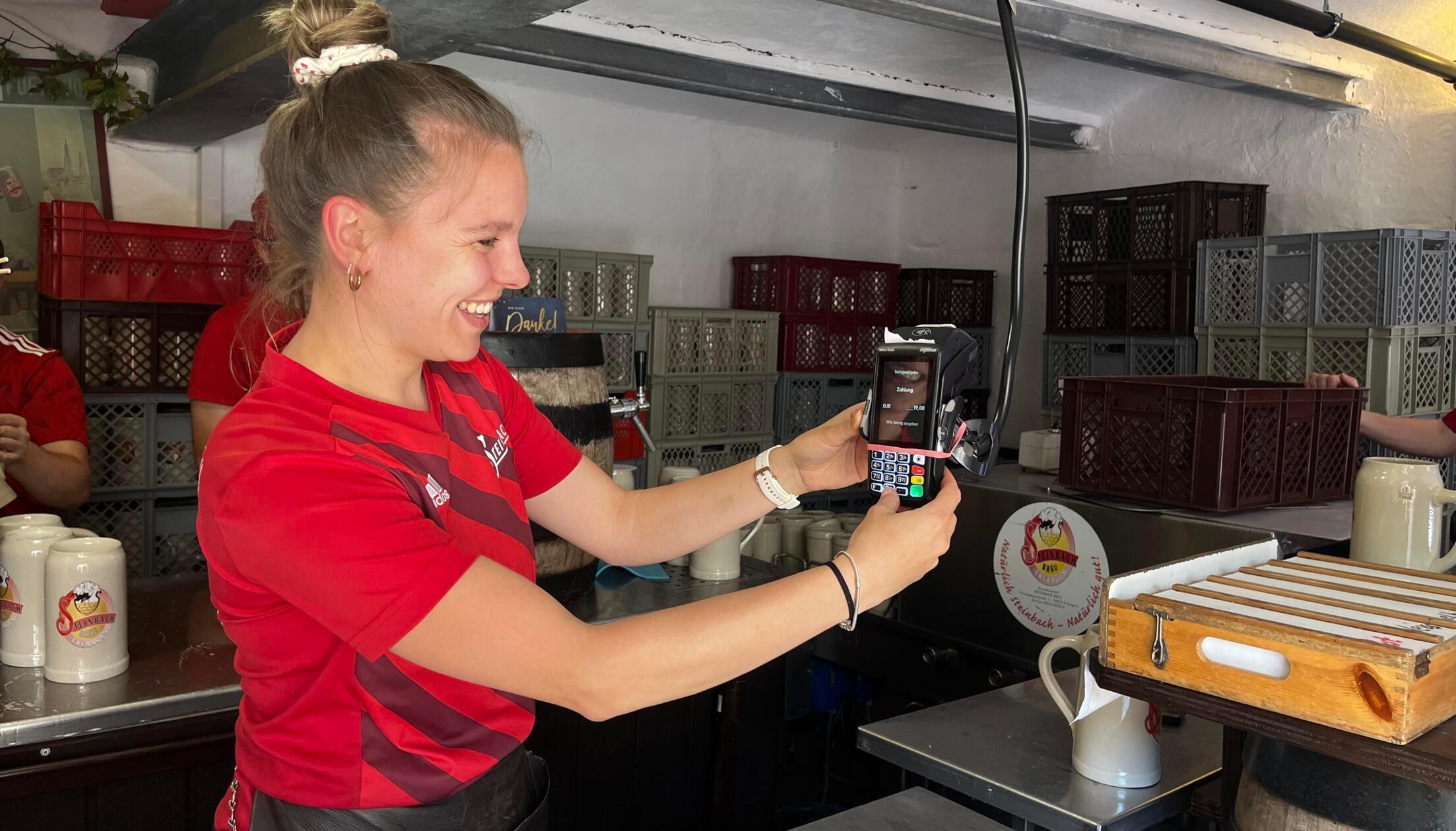 Mitarbeiterin Annika Wunder zeigt am Steinbach Kel