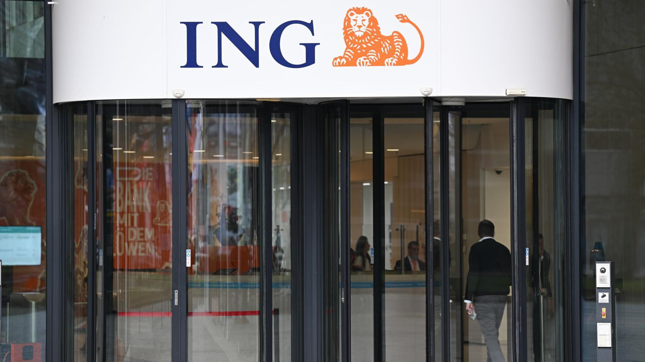Ein Mann geht in der Zentrale der ING Deutschland 