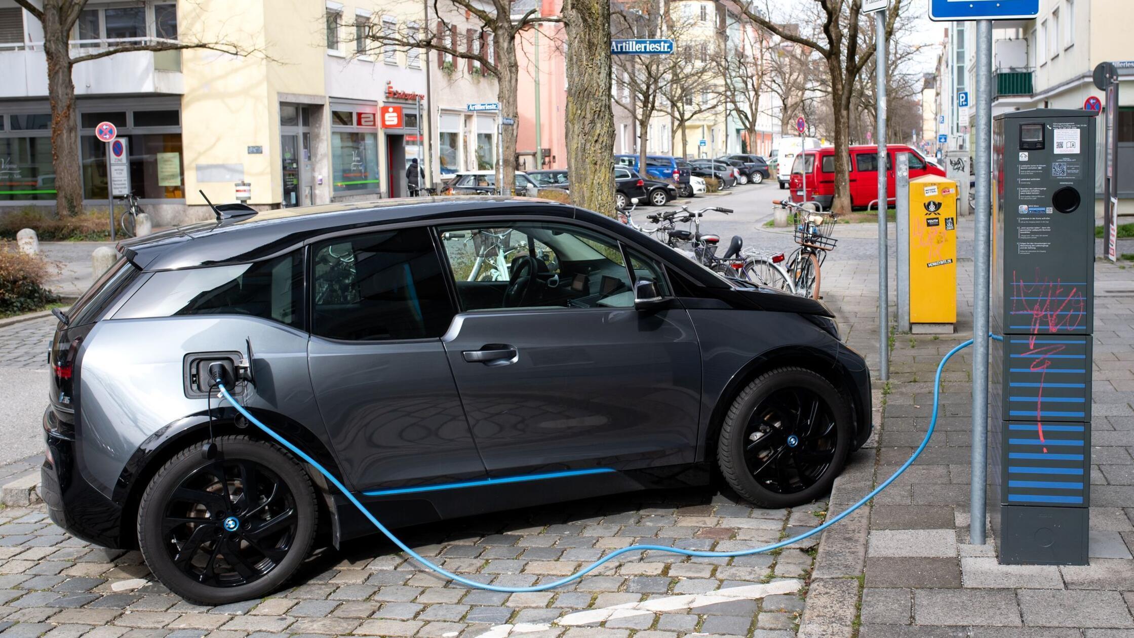 Ein BMW i3 wird an einer Ladesäule geladen. (zu dp