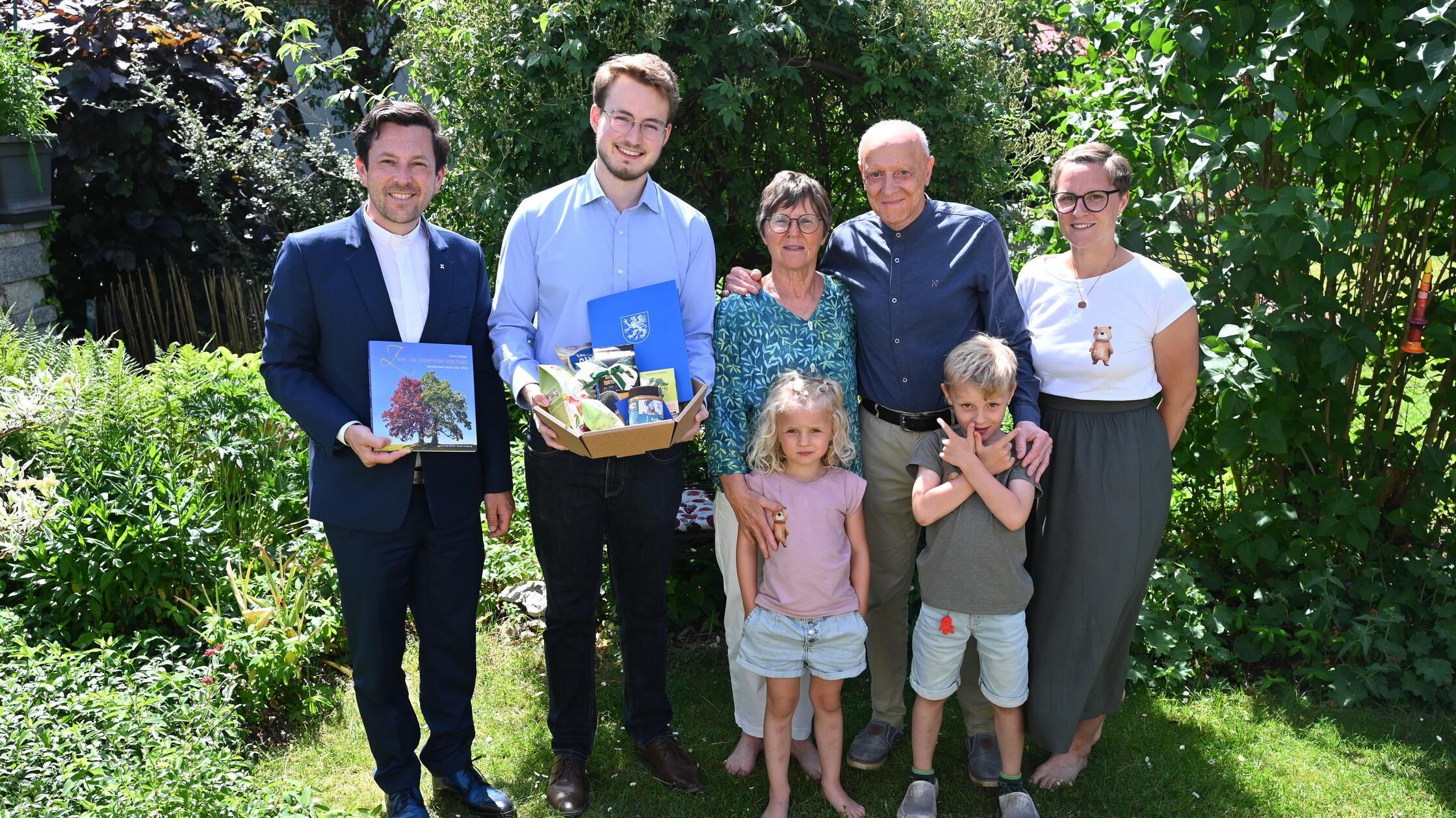 Ds Jubelehepaar Heidi und Adolf Hawa Bildmitte, mi