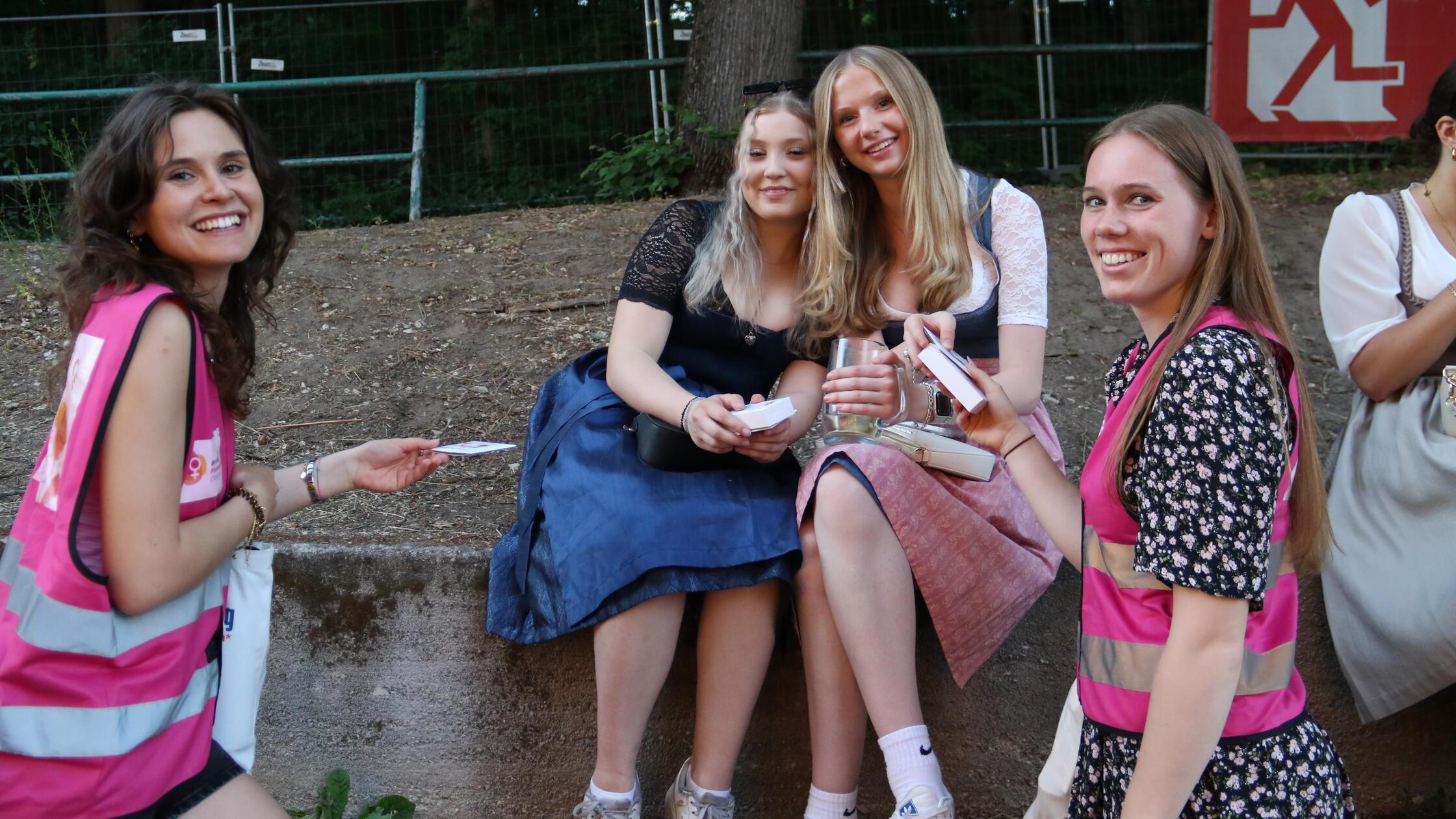 Lea, 20, und Marie, 22, engagieren sich ehrenamtli