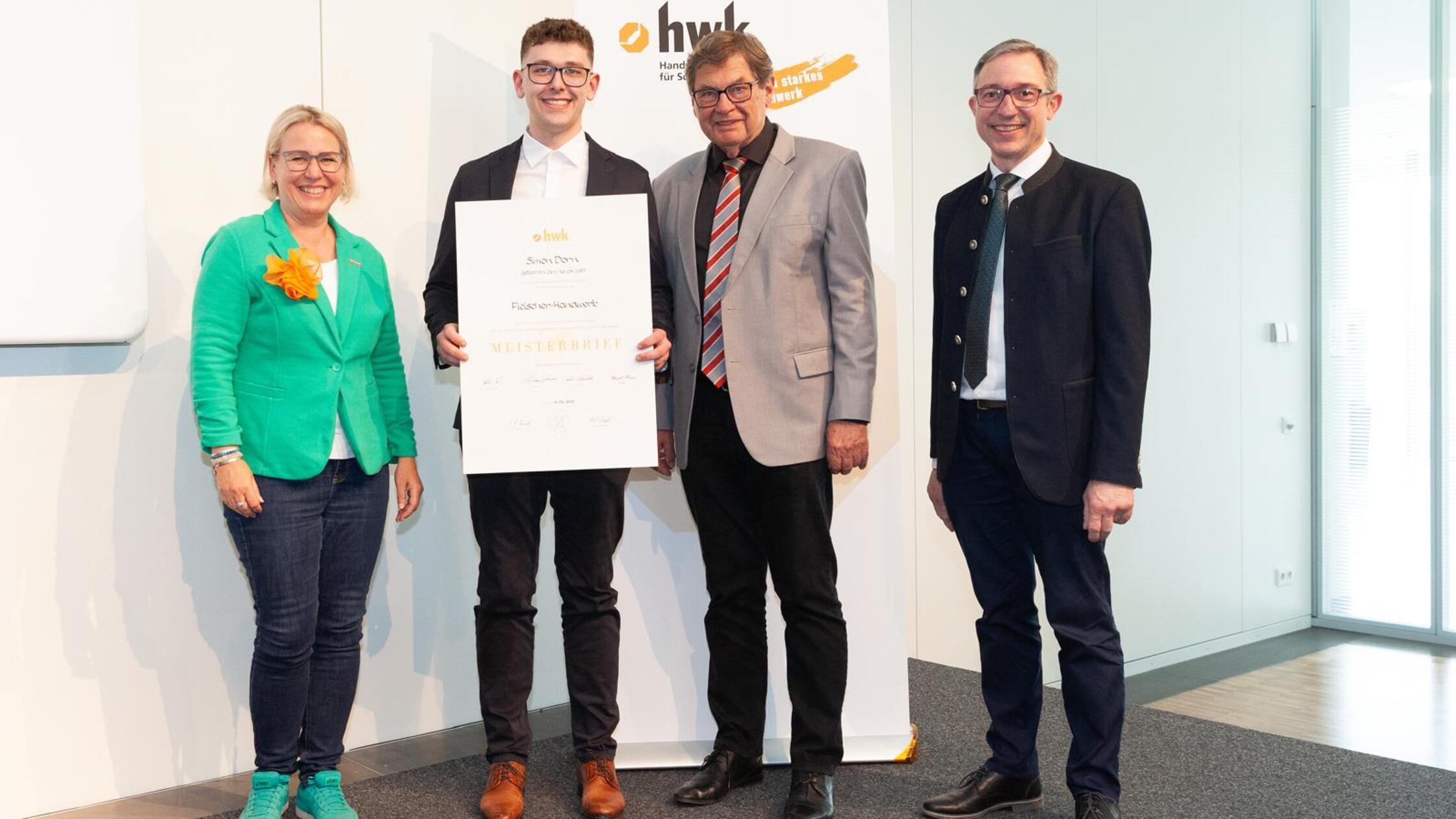 Simon Dorn nach der Freisprechung mit seinem Meist