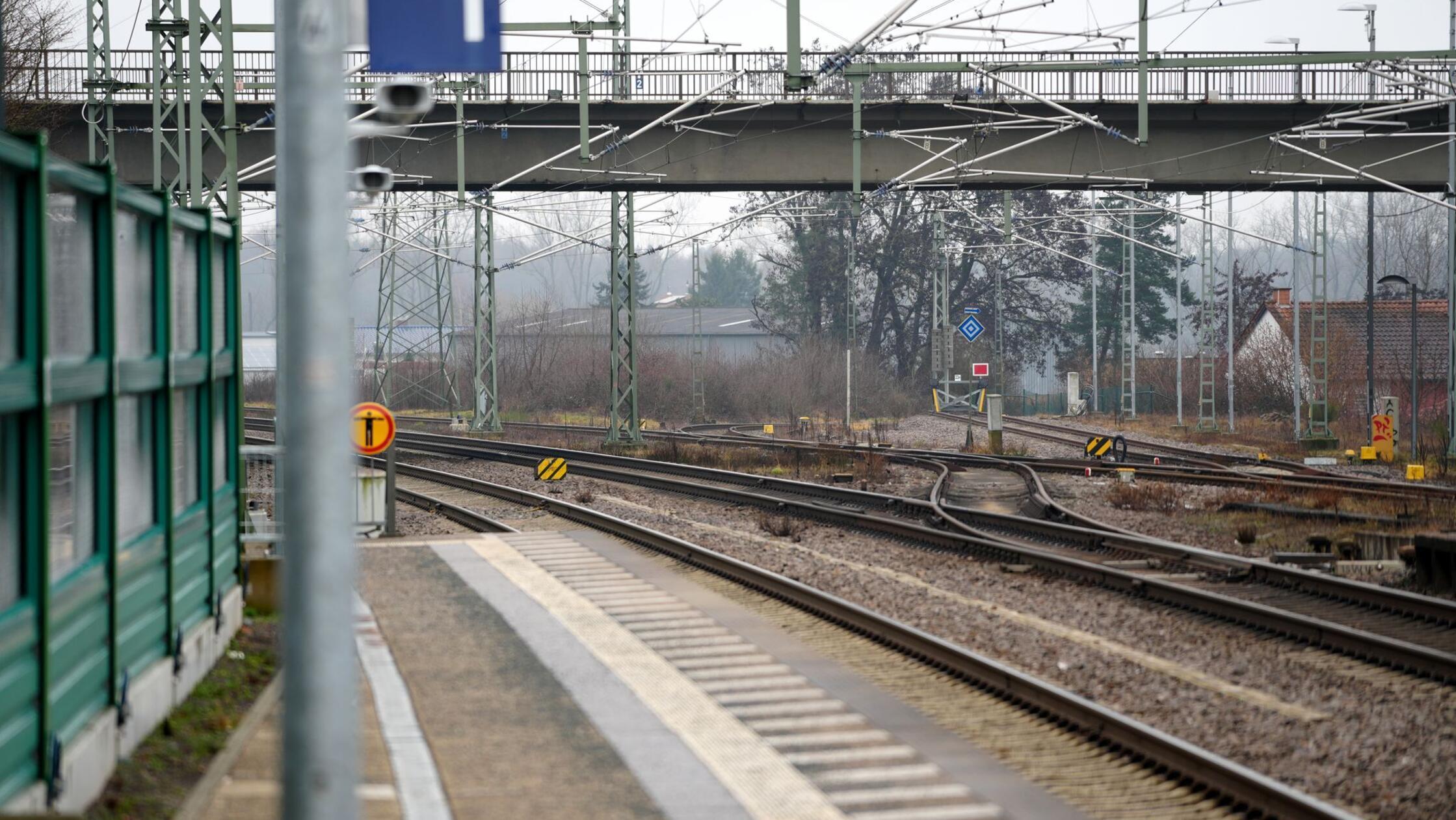 Blick einen Bahnsteig und die Gleise im Bahnhof in