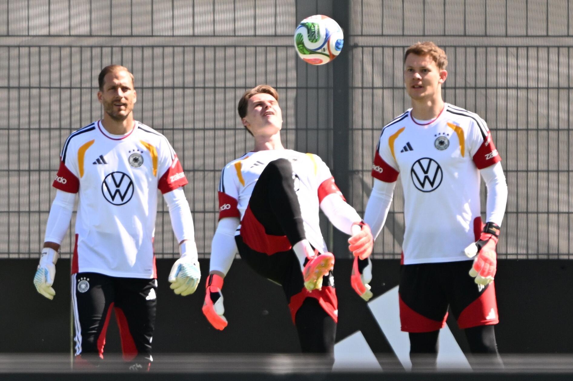 Das Torwart-Gespann um Oliver Baumann, Jonas Urbig und Alexander Nübel - noch fehlt Manuel Neuer.