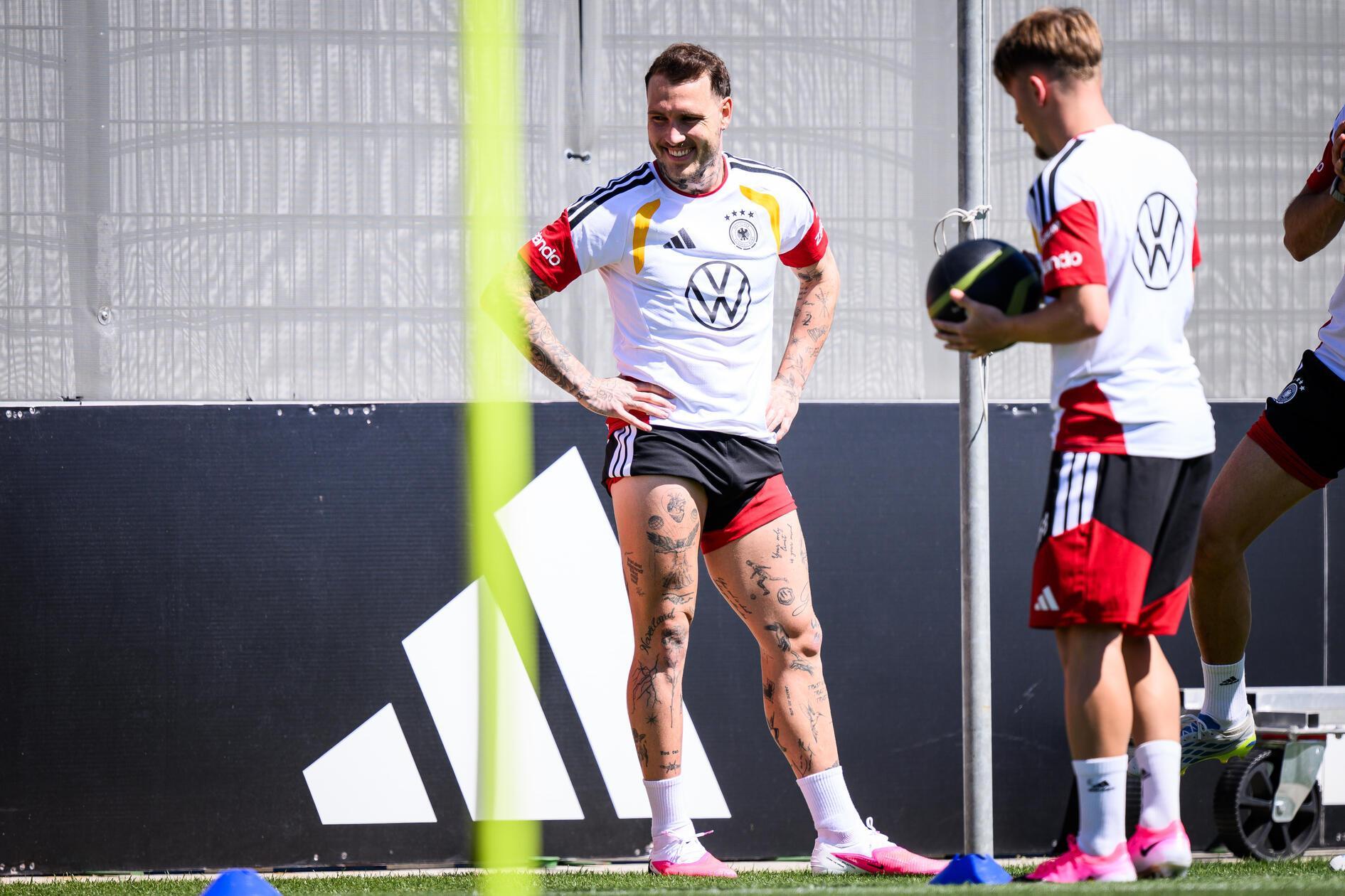 Eine noch kürzere Entfernung vom Trainingslager zum (ehemaligen) Zuhause hat David Raum: Der Linksverteidiger ist in Nürnberg geboren und schaffte bei der SpVgg Greuther Fürth einst den Sprung zu den Profis.