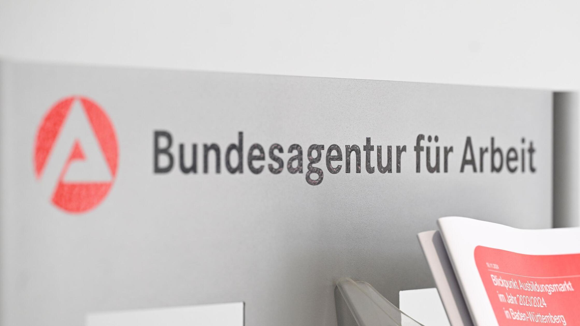 Ein Schild mit der Aufschrift "Bundesagentur für A