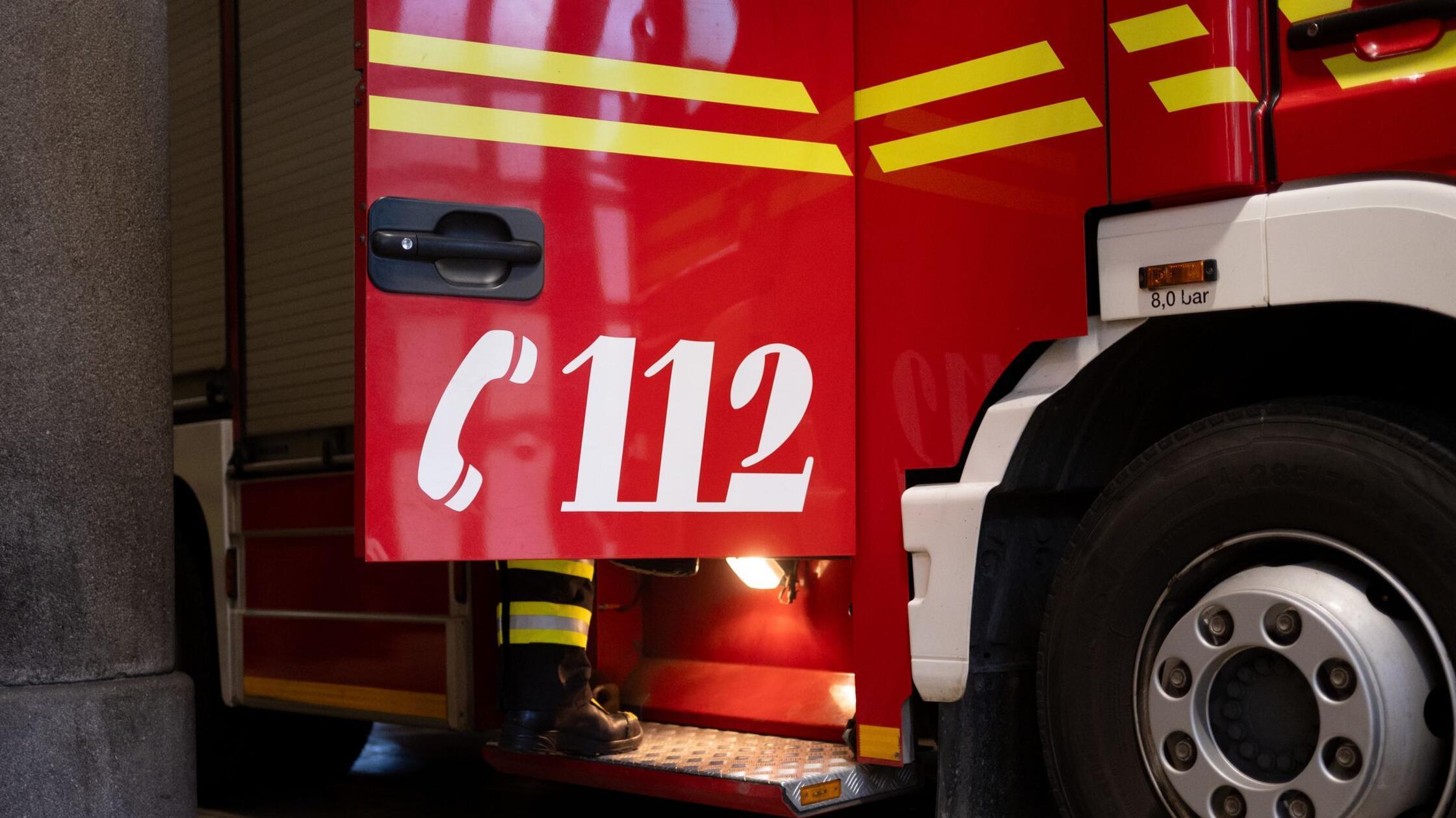 Ein Fahrzeug der Berufsfeuerwehr München steht an 