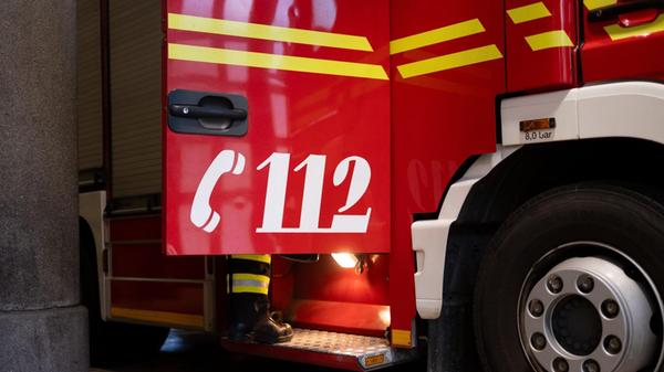 Ein Fahrzeug der Berufsfeuerwehr München steht an