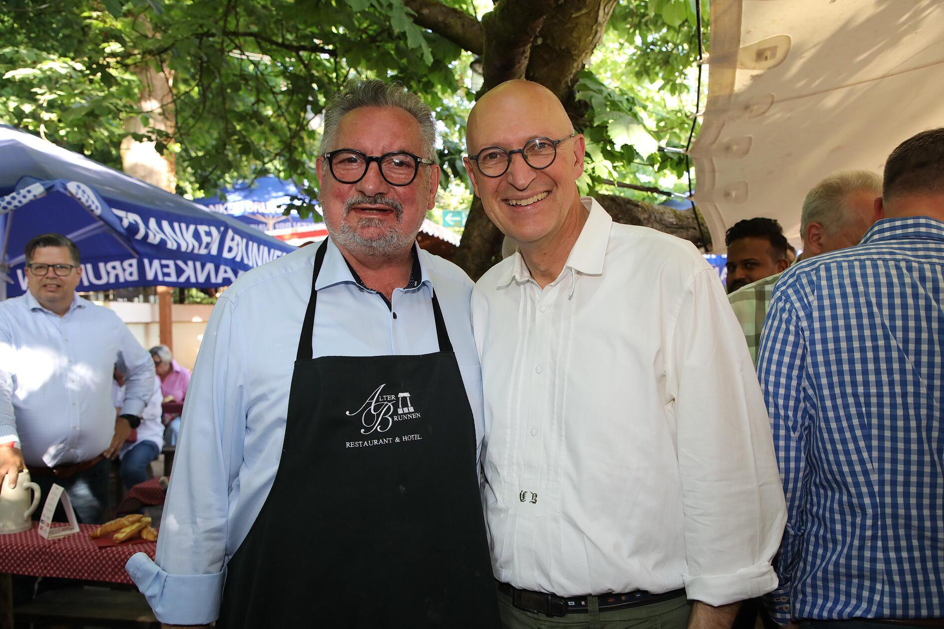 Keller-Wirt Fritz Striegel mit Erlangens "Bergreferenten" Konrad Beugel.