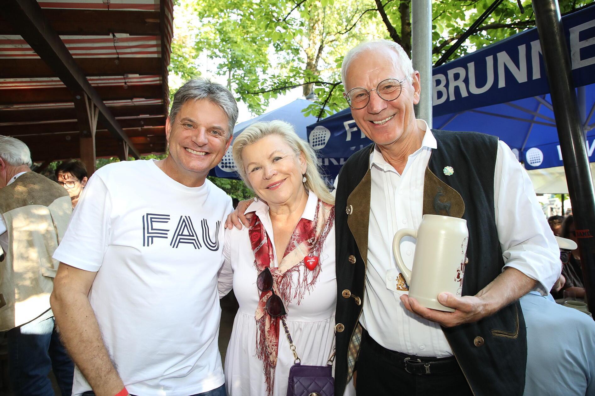 FAU-Präsident Joachim Hornegger an der Seite von   Alt-Oberbürgermeister Siegfried Balleis und seiner Frau Angelika.