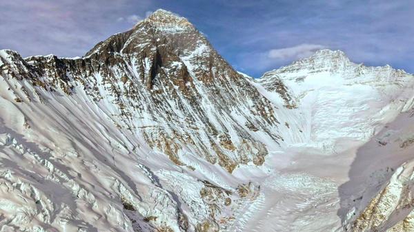 Der Mount Everest, Mitte links, ist vom Basislager