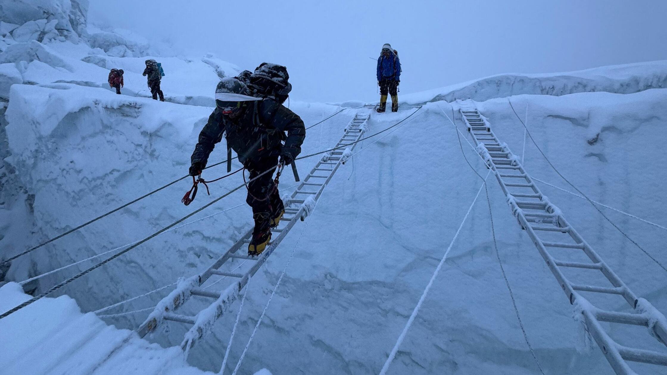 Bergsteiger besteigen den Khumbu-Eisfall auf dem W
