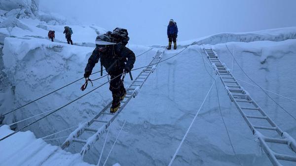 Bergsteiger besteigen den Khumbu-Eisfall auf dem W
