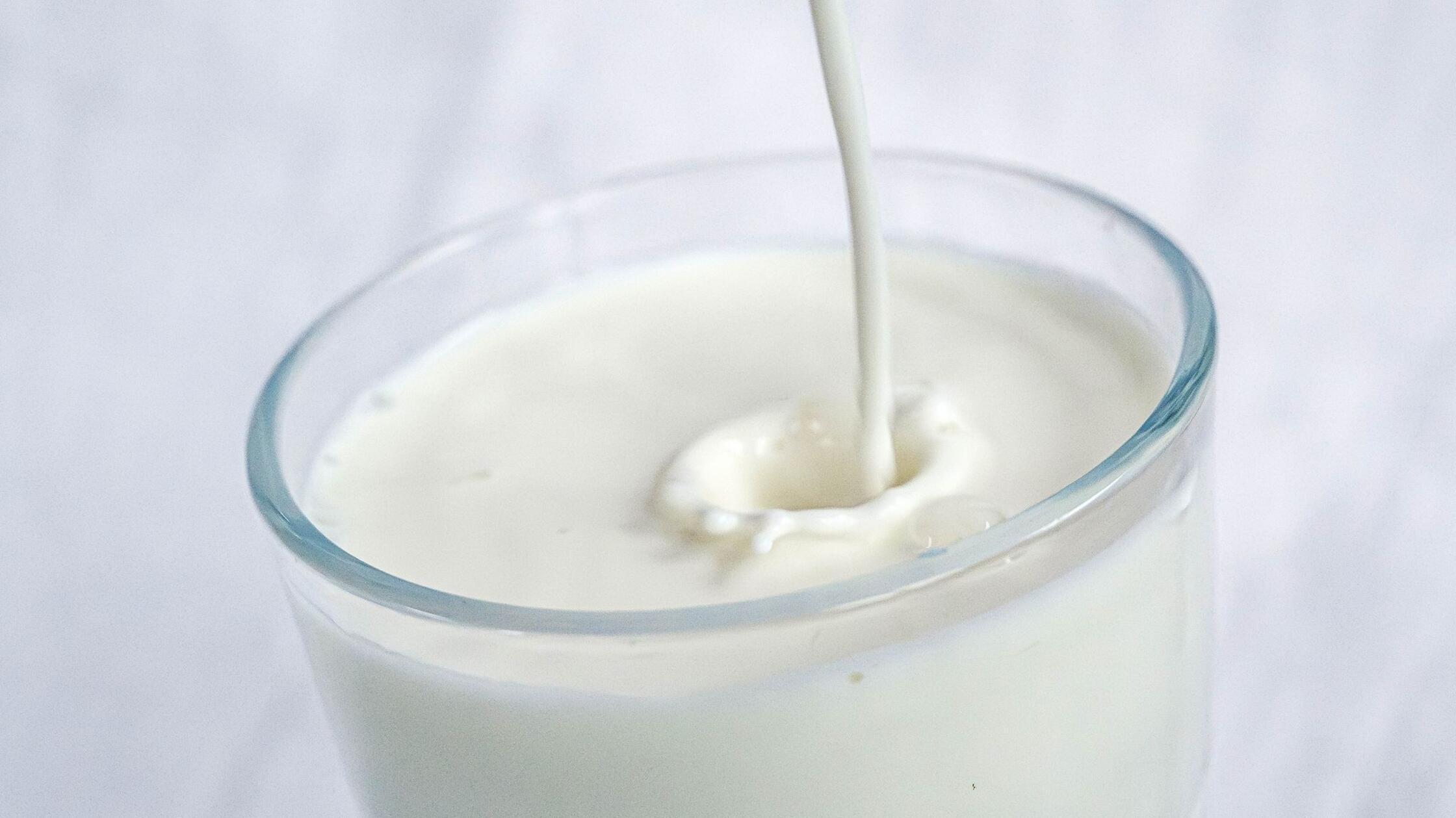 Milch wird in ein Glas gefüllt.  (zu dpa: «Tanken,