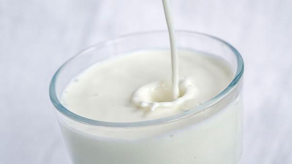 Milch wird in ein Glas gefüllt. (zu dpa: «Tanken,