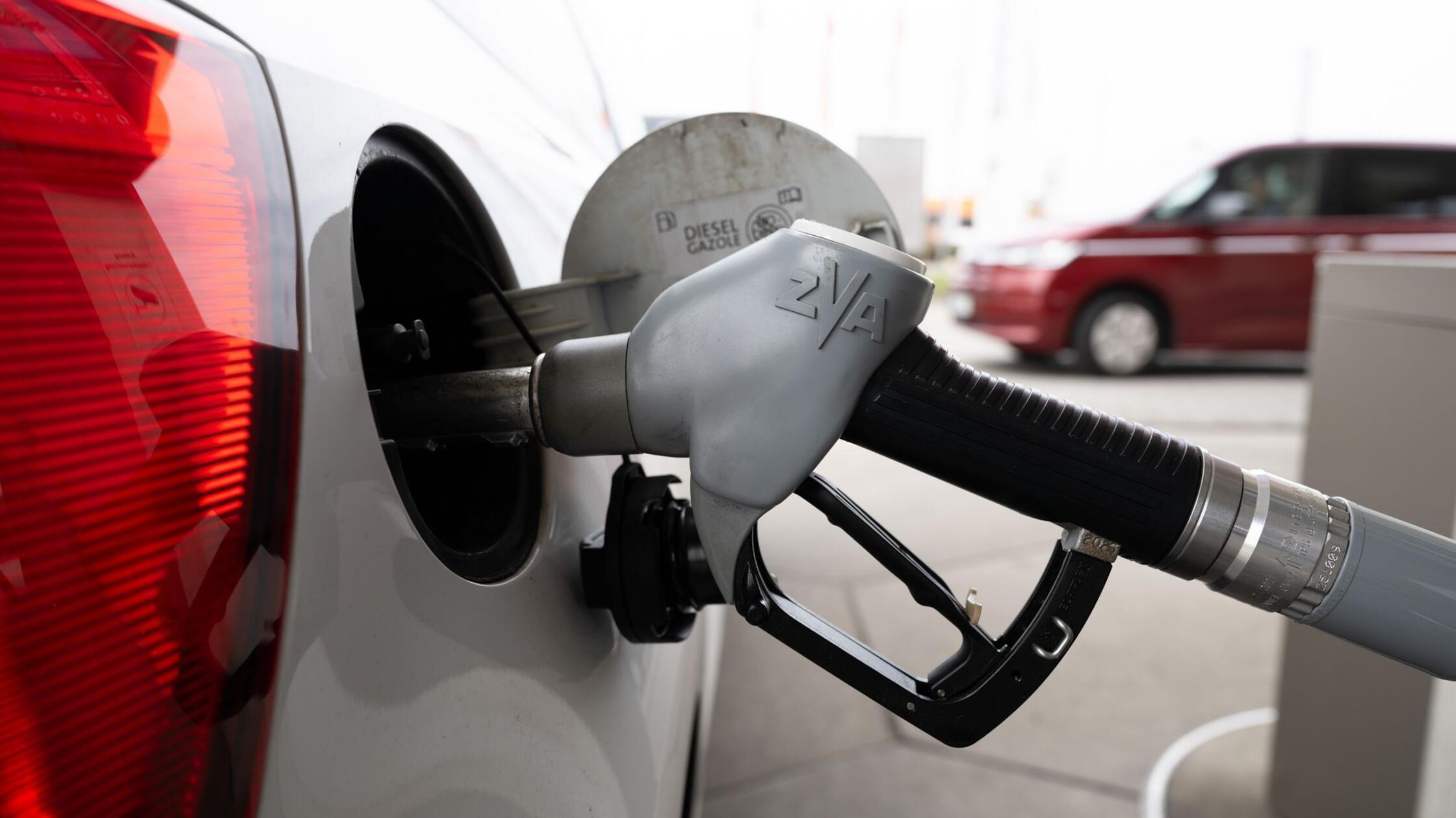 Ein Tankstutzen steckt an einer Tankstelle in der 