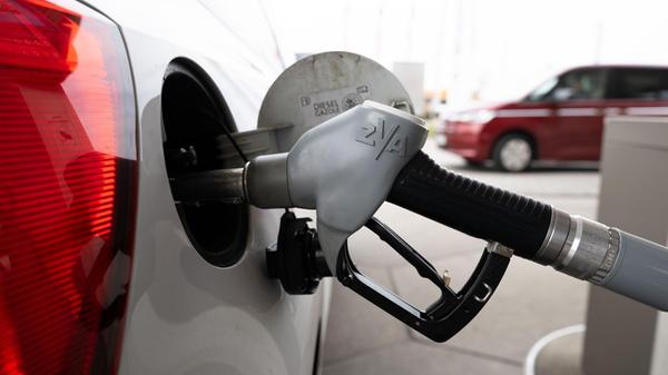 Ein Tankstutzen steckt an einer Tankstelle in der