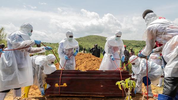 Mitarbeiter des Roten Kreuzes beerdigen ein Ebola-