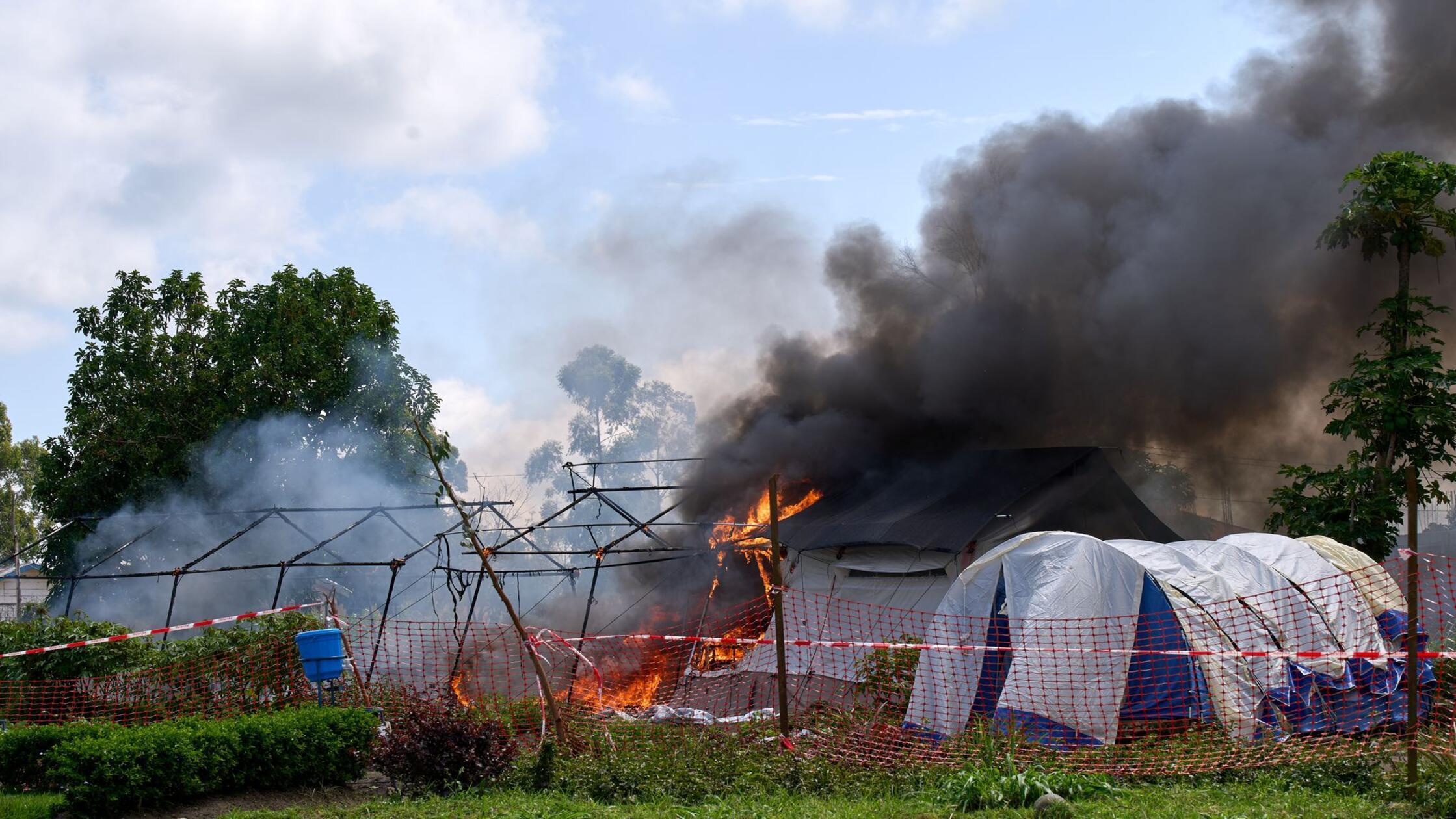 Flammen und Rauch steigen aus einem Ebola-Behandlu