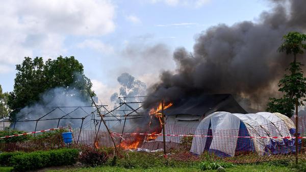 Flammen und Rauch steigen aus einem Ebola-Behandlu