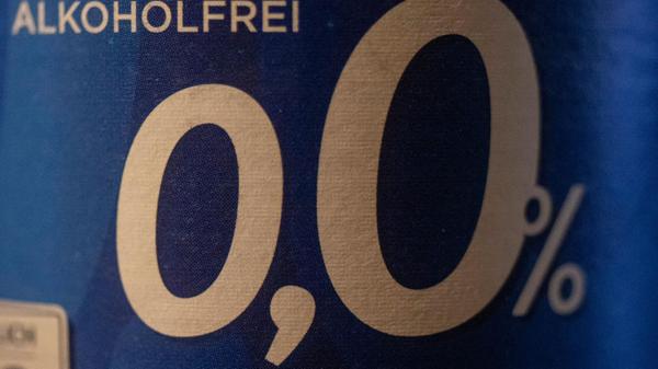 In einer Bar steht eine Flasche alkoholfreies Bier