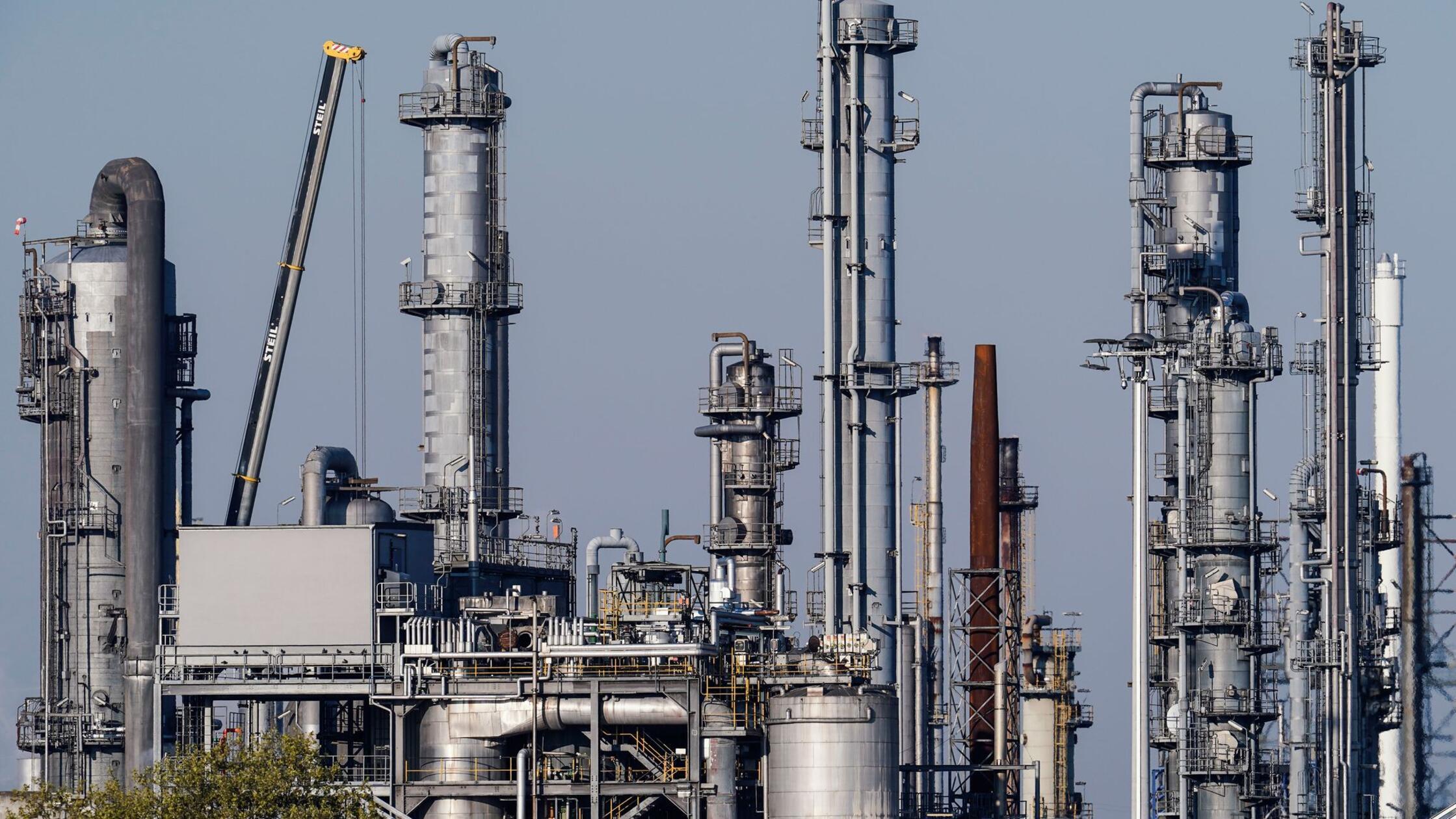 Industrieanlagen stehen auf dem Werksgelände eines