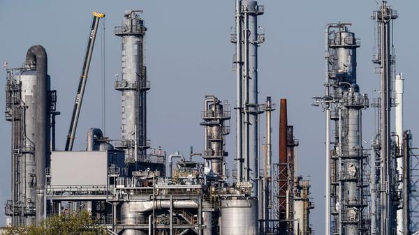 Industrieanlagen stehen auf dem Werksgelände eines