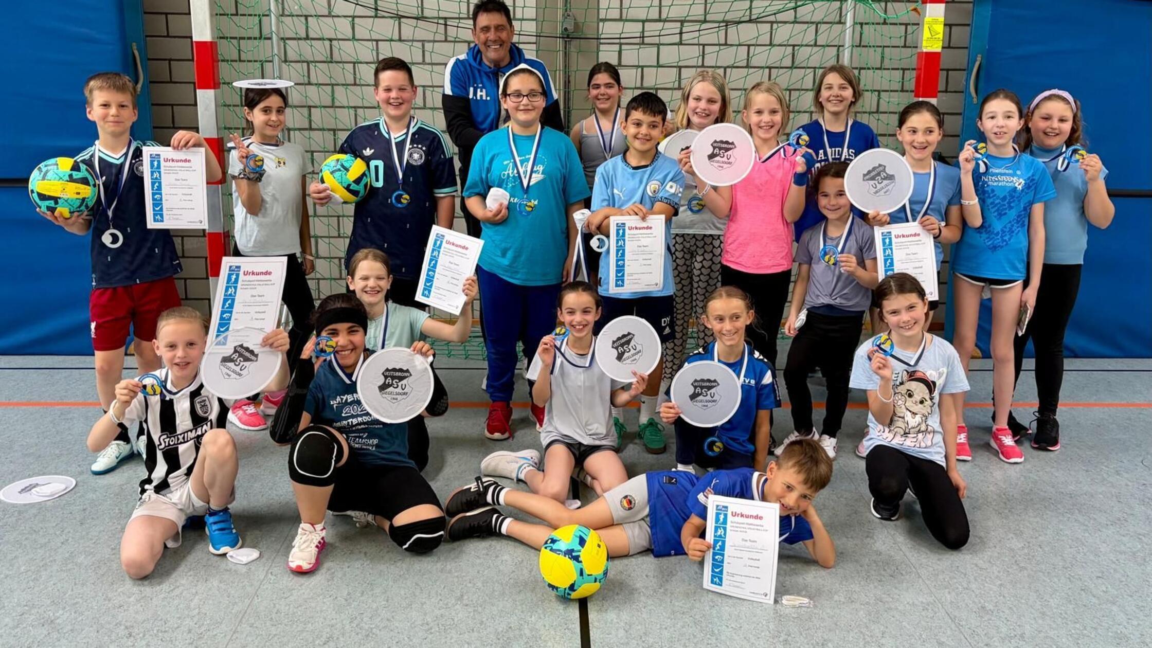 Beim Volleyball-Cup an der Erich-Kästner-Grundschu