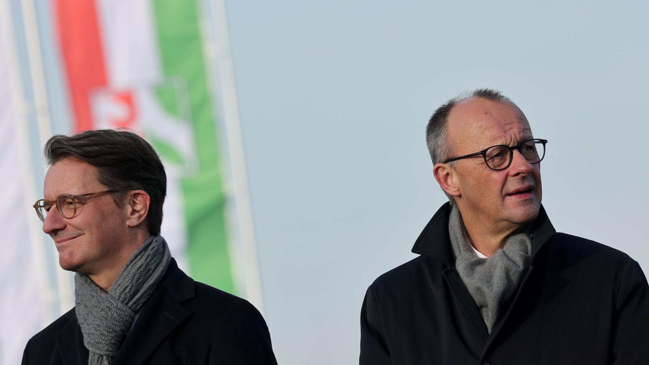 Hendrik Wüst (l, CDU), Ministerpräsident Nordrhein