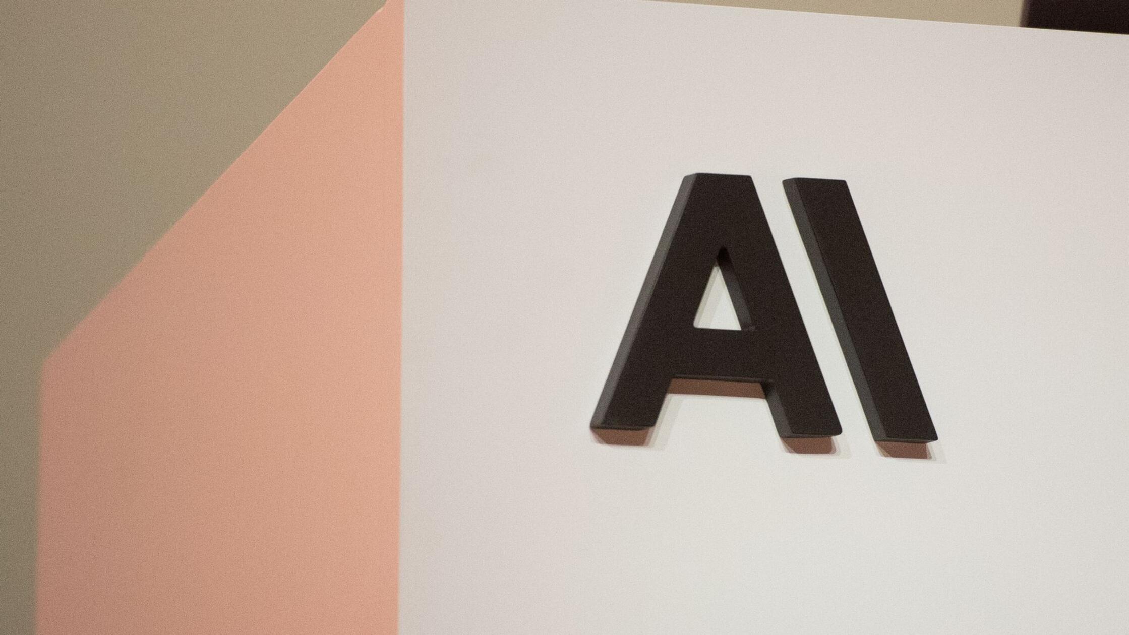 Das Logo von Anthropic ist bei einer Veranstaltung