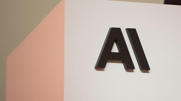 Das Logo von Anthropic ist bei einer Veranstaltung