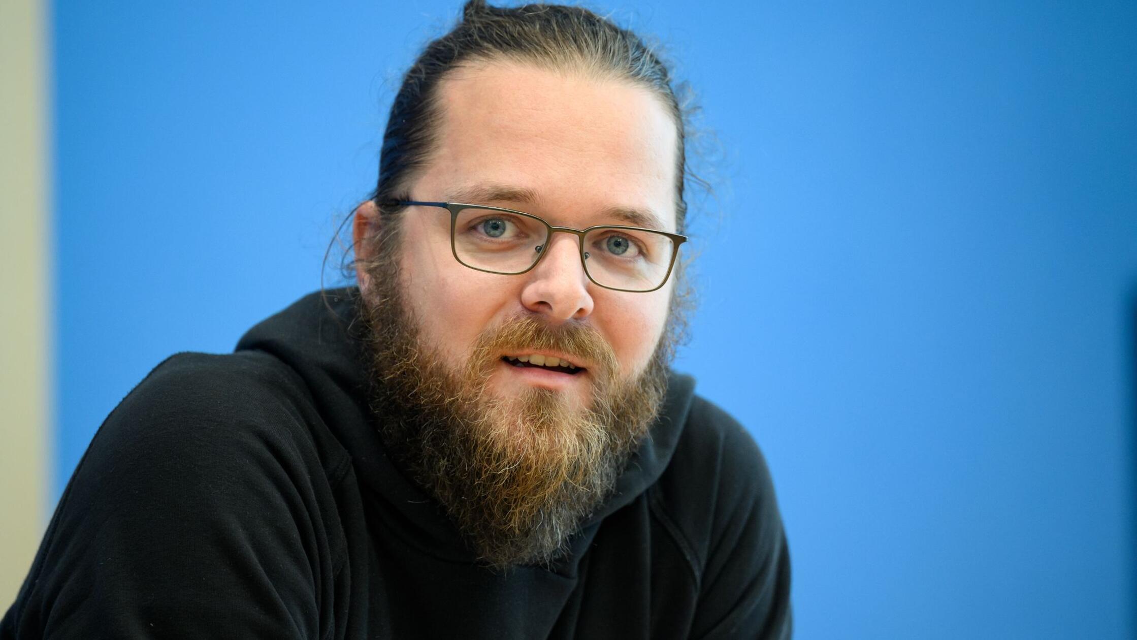 Arne Semsrott stellt in der Bundespressekonferenz 