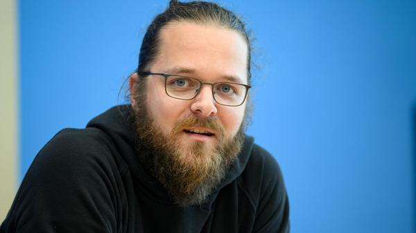 Arne Semsrott stellt in der Bundespressekonferenz