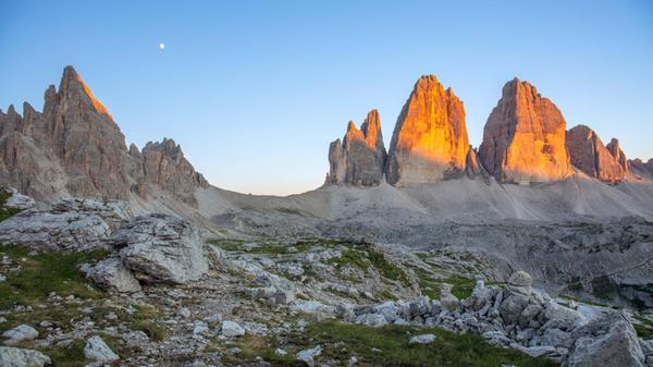 Tageslichtmond über den Drei Zinnen von Lavaredo