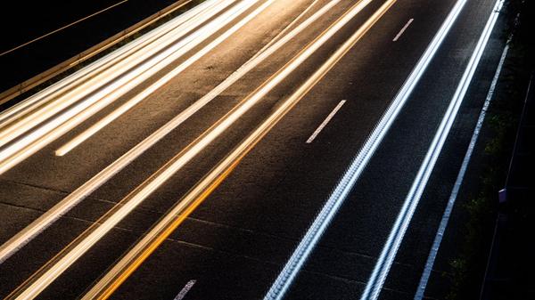 Autos fahren am frühen Morgen über den Messeschnel