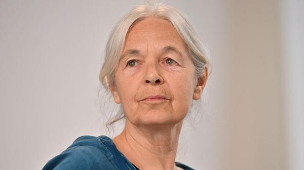 Die Angeklagte Daniela Klette kommt in den proviso